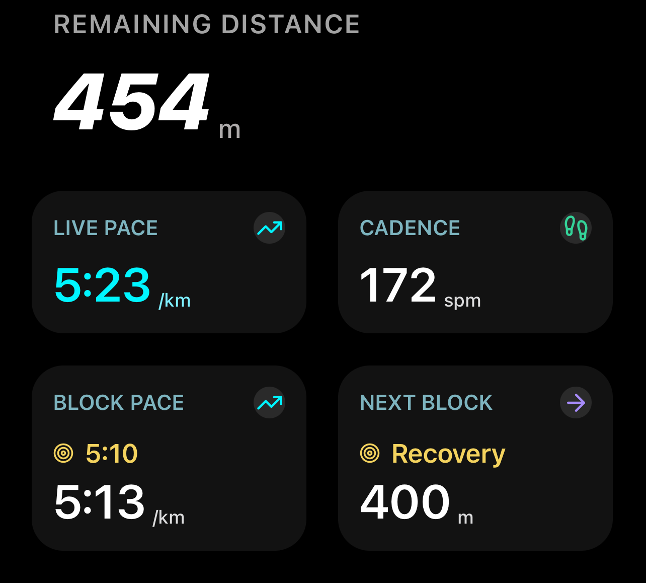 AimiRun live coaching screen with remaining distance, pace, and next workout block